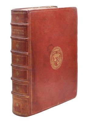 un vieux livre marron orné d'un sceau doré sur la couverture