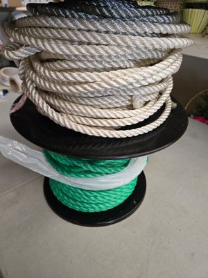 un tas de corde posé sur une table