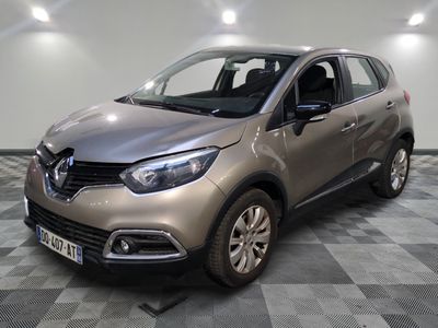 la voiture argentée est garée sur un sol en damier dans le garage