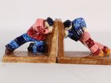 deux figurines représentant un homme et une femme assis sur un banc