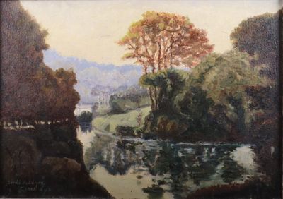 une peinture à l'huile représentant une rivière avec des arbres en arrière-plan