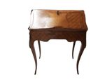 une image représentant un petit bureau en bois avec un plateau en verre