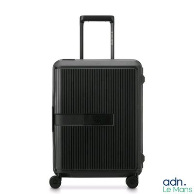 La valise noire est équipée de roulettes et d'une poignée.