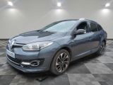 la voiture grise est garée dans le garage sur un sol en damier