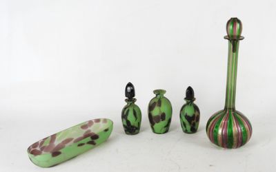 NECESSAIRE DE TOILETTE en verre marmoréen comprenant 3 flaco…