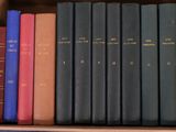 beaucoup de livres dans la boîte sur l'étagère