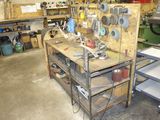 un établi contenant beaucoup d'outils