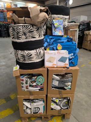 une pile de sacs et de cartons dans un entrepôt