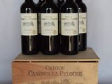 six bouteilles de vin rouge dans un coffret en bois sur une table