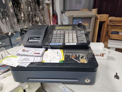une caisse enregistreuse posée sur une table