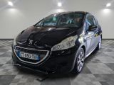 La petite voiture noire est garée dans le garage, sur le sol à damier.