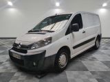 la camionnette blanche est garée sur le sol en damier d'une pièce