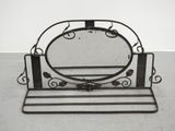 un miroir posé sur un pied, avec un miroir au milieu