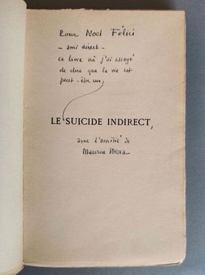un livre ouvert avec une écriture dessus, posé sur une table
