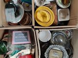 des cartons remplis d'objets divers posés sur un plancher en bois
