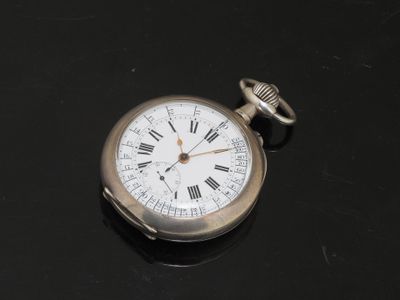 une montre de poche en argent avec des chiffres romains
