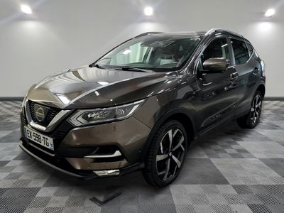 une Nissan QX-V grise garée sur un sol à damier