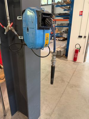 une machine bleue qui se trouve dans une pièce