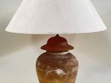 une image d'une lampe de table avec un abat-jour blanc