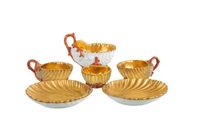 trois tasses et soucoupes posées sur une assiette