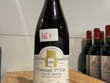 une bouteille de vin posée sur une table