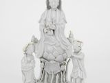 statue représentant une femme et des enfants, accompagnés d'un chien et d'un chat