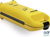 une image représentant un aspirateur jaune sur fond blanc