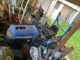 une photo d'un jardin avec une tondeuse à gazon et un tracteur