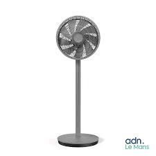 une image représentant un ventilateur sur pied sur fond blanc