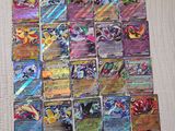 une pile de cartes pokemon posée sur une table