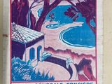 une vieille affiche de voyage française accrochée au mur d'un immeuble