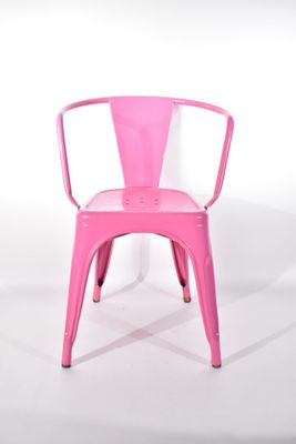 une chaise rose posée sur une surface blanche