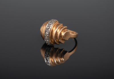 gros plan d'une bague en or avec des diamants sur une surface noire