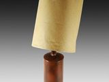 une lampe de table en bois avec un abat-jour marron