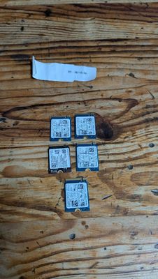 beaucoup de petites cartes mémoire posées sur une table en bois
