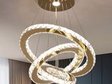 un grand lustre suspendu au plafond dans un salon