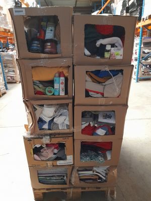 boîtes empilées dans un entrepôt