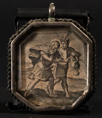 Reliquaire octogonal en argent avec des images de saint Raph…