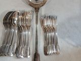 beaucoup de cuillères et de fourchettes en argent sur la table