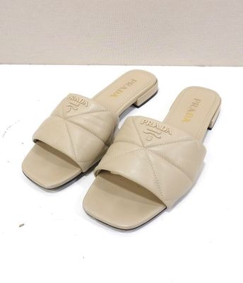 paire de mules en cuir beige pour femme, avec un motif entrecroisé