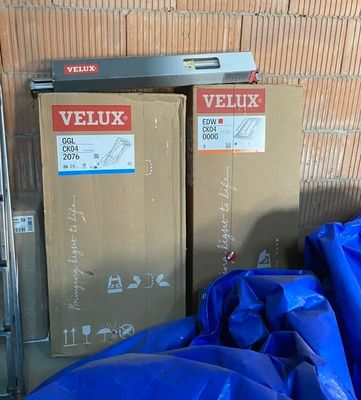 deux cartons posés l'un à côté de l'autre par terre