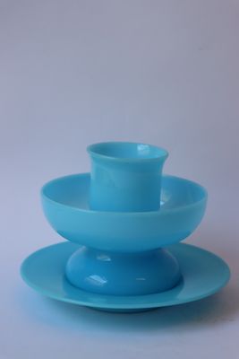 une tasse et une soucoupe bleues posées sur une assiette