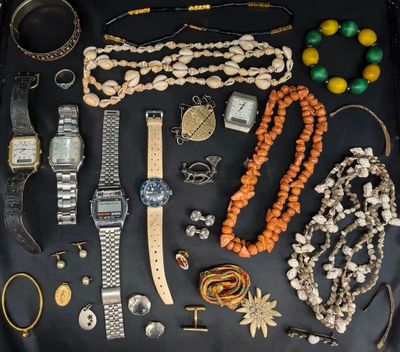 de nombreux types de bijoux disposés sur la table