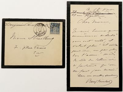 deux vieilles lettres et une carte postale sur un mur blanc