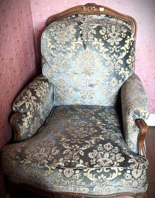 a chair that is sitting in the corner of a room