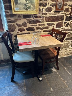 Lot de 11 tables avec plateau en stratifié façon bois et piétement en  - Photo 1