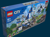 une boîte contenant un ensemble Lego City, sur fond bleu