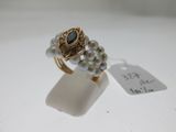 une photo en gros plan d'une bague ornée de perles et d'une étiquette