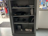 une armoire métallique sur laquelle sont disposés tout un tas d'appareils électroniques