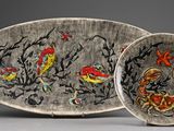 deux assiettes à motifs posées sur une table